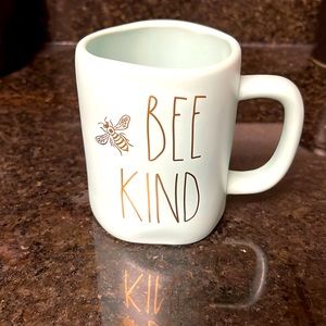 RAE DUNN-Be Kind Mug 🐝